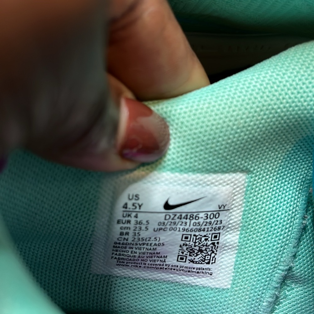 Nike - Picture 3 of 6